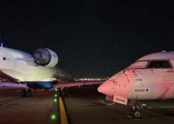 Aynı havayoluna ait iki yolcu uçağı çarpıştı