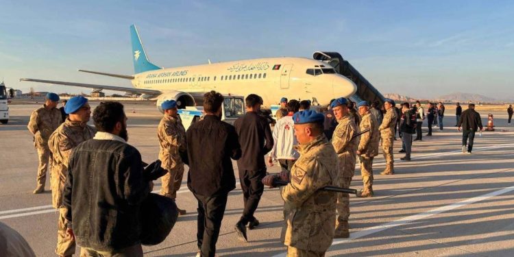 Kaçak geldiler, Van’dan Afganistan uçağıyla geri gönderildiler