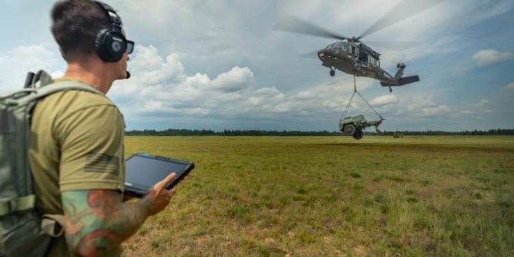 ABD askeri tabletten Black Hawk uçurdu