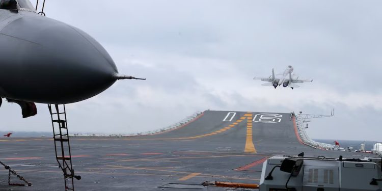 Çin J-15’leri Japon F-15’lerine radar kilidi attı!