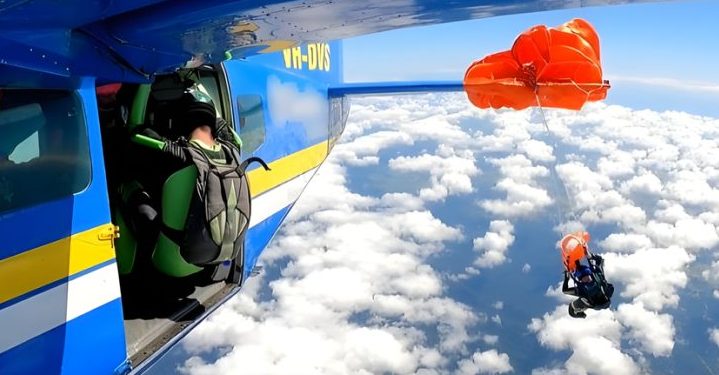 Uçaktan atladı, kanatta asılı kaldı