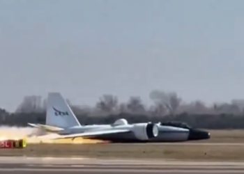 NASA araştırma uçağı gövde üzerine indi