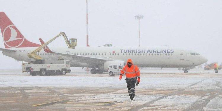 Diyarbakır’da kar uçuşları vurdu: Seferler iptal