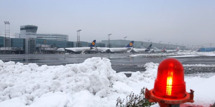 Frankfurt Havalimanı’nda buz alarmı: Seferler iptal