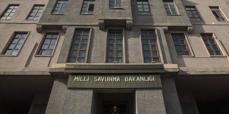 MSB: Bayrağa saldırıyla ilgili idari tahkikat başlatıldı