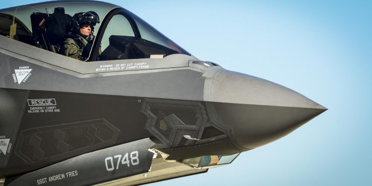 “F-35’in yazılımı iPhone gibi kırılabilir”