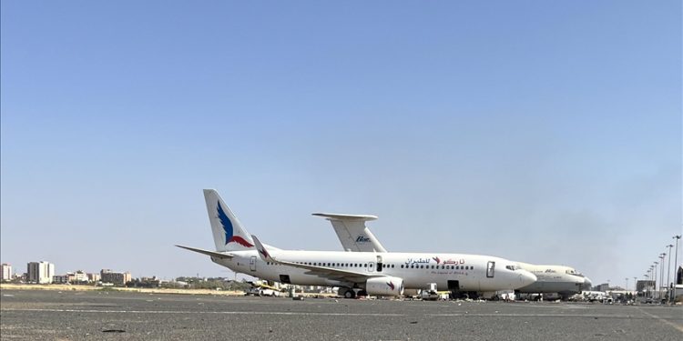 1023 gün sonra ilk kez yolcu uçağı indi