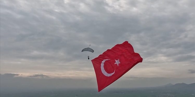 Dev Türk bayrağıyla serbest atlayışta yeni rekor